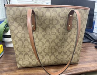 <a href='/2025/1218/c2163a170871/page.htm' target='_blank' title='拎包、钱包、钥匙、眼镜等物品'>拎包、钱包、钥匙、眼镜等物品</a>