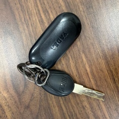 <a href='/2026/0417/c2163a172940/page.htm' target='_blank' title='车钥匙、耳机若干'>车钥匙、耳机若干</a>